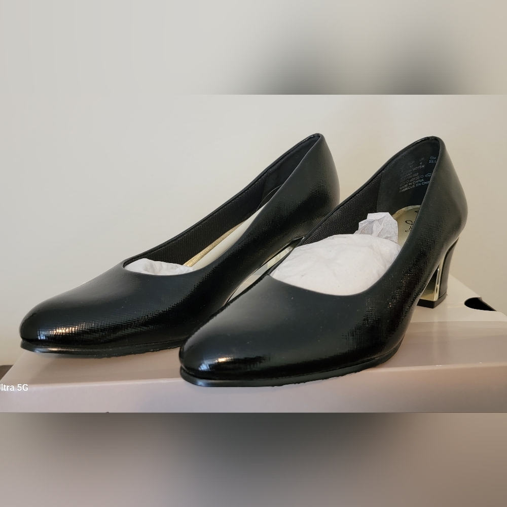 NIB Soft style women's Deanna Pump black cross hatch patent size 6